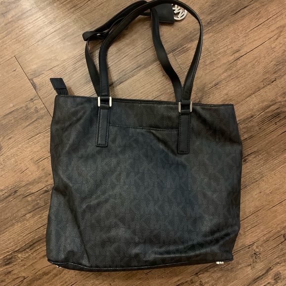 Authentic Michael Kors handbag! - Picture 2 of 2